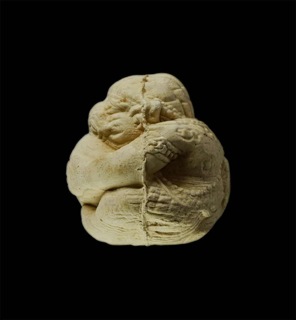 28Apr25 (6)cp.jpg - ลูกอมหนุมานครองโลก (เนื้อผงฝังโลหะ) หลวงปู่เกลี้ยง มนุญฺโญ (พระครูพิศิษฐชโลปการ) วัดเนินสุทธาวาส ชลบุรี จัดสร้างในปี 2545 หนุมานรุ่นนี้หลวงปู่เกลี้ยงไ [..] | https://kamulet.in.th